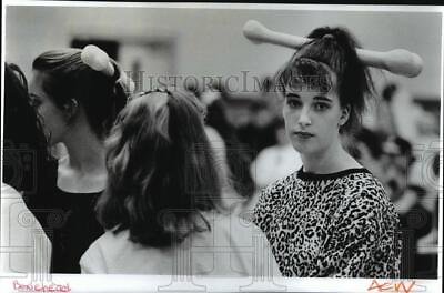#ad 1993 Press Photo quot;Boneheadquot; Kristi Kaufman prepares a skit at Lakeland Jr. High $19.99