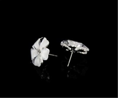 Cute Little White Flower Stud Earrings $3.99