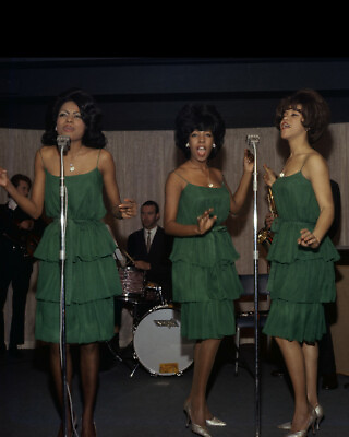 THE SUPREMES VINTAGE IN CONCERT WEARING GREEN DRESSES 8X10 PHOTO $9.75